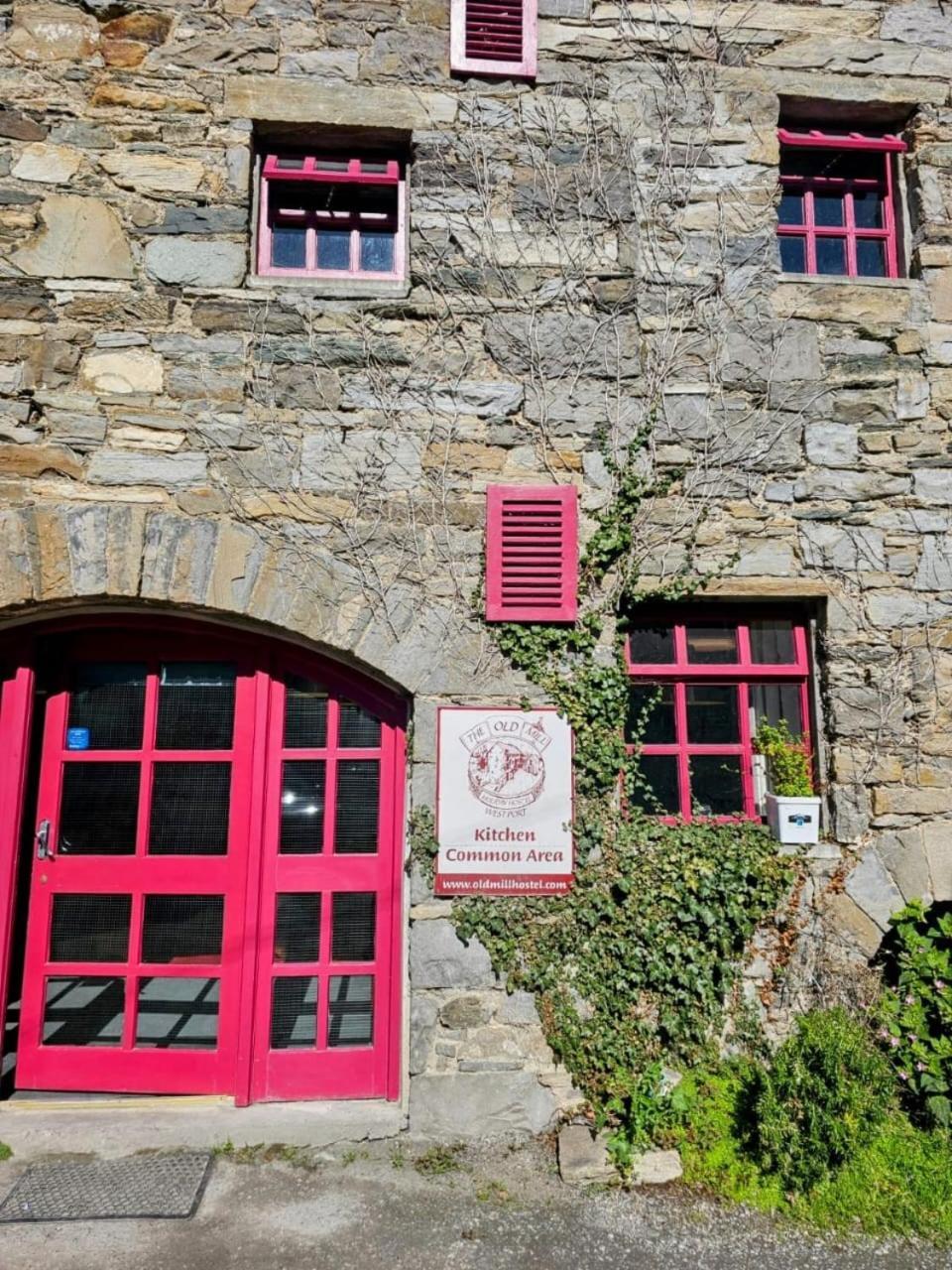Old Mill Holiday Hostel Westport Eksteriør billede